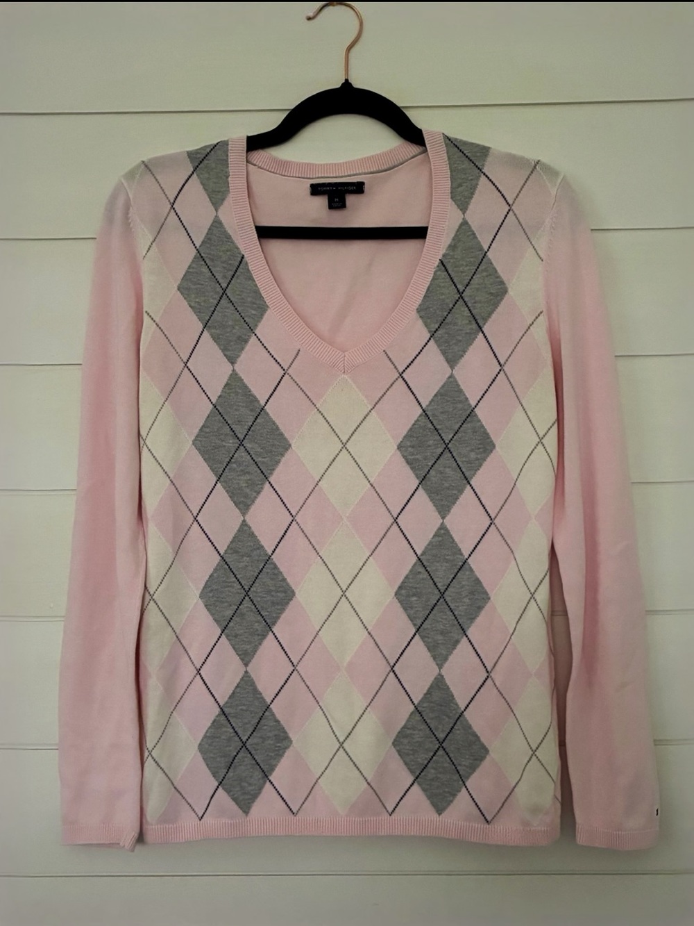 Tommy Hilfiger Women's Pink & Grey Argyle V-Neck Sweater